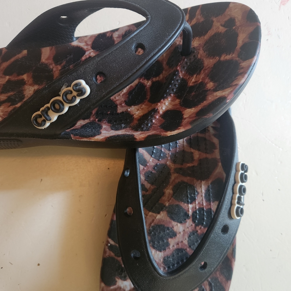 Crocs Leopard Print Flip Flops with Black Straps Unisex Size W10 M8 - Picture 2 of 3